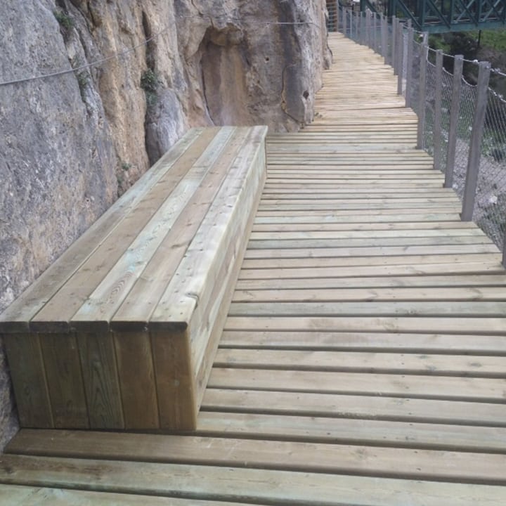 Banco en el restaurado Caminito del Rey