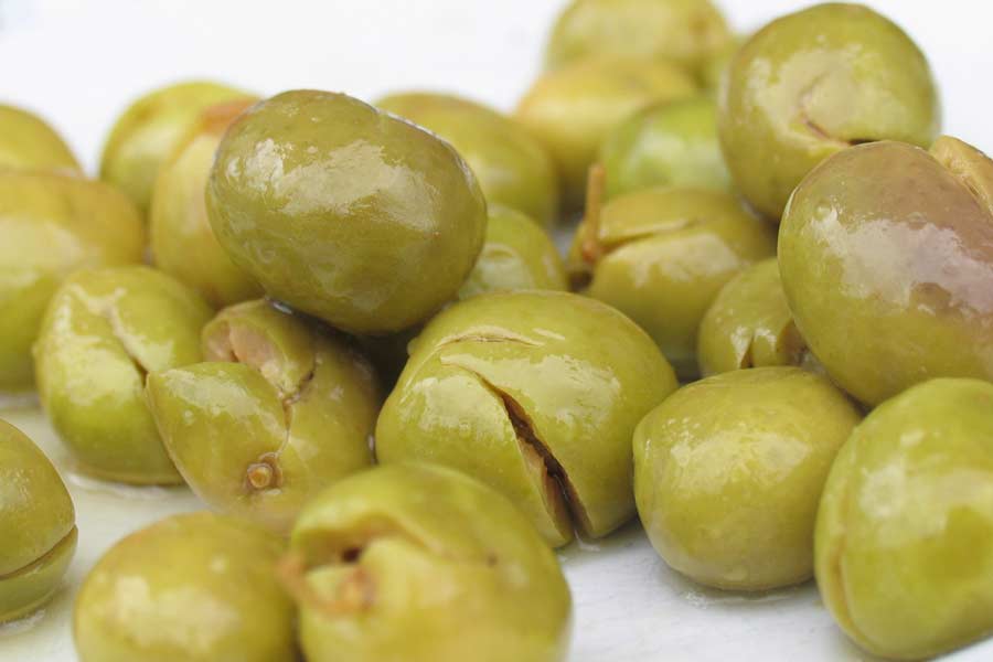 Aceitunas Aloreñas partidas y aliñadas