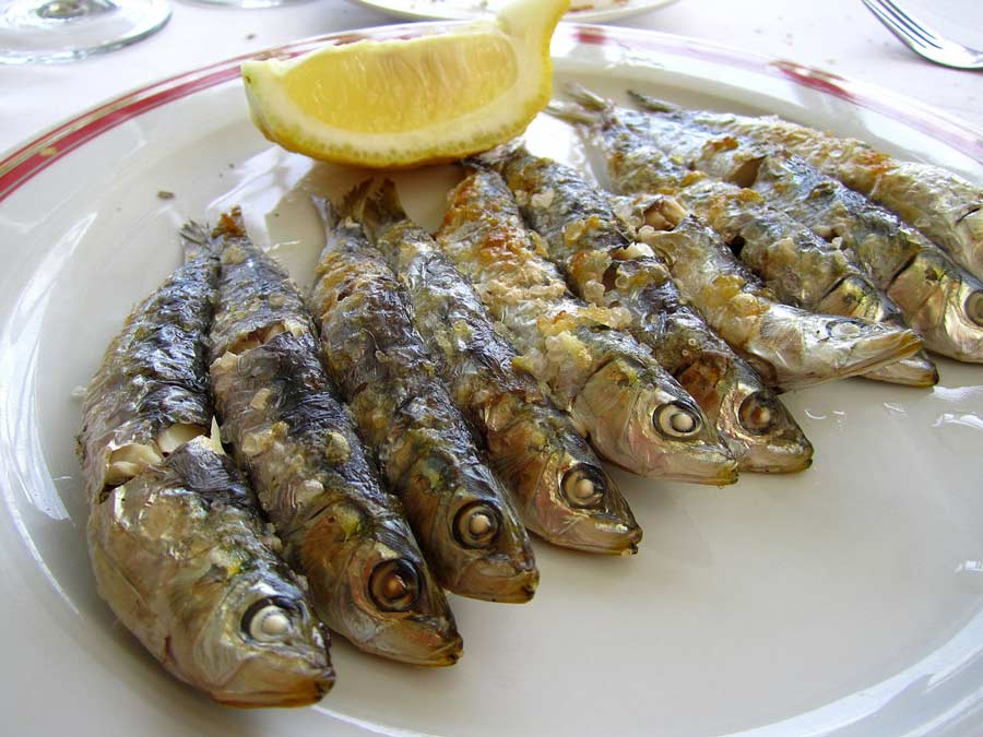 Plato de espetos de sardinas