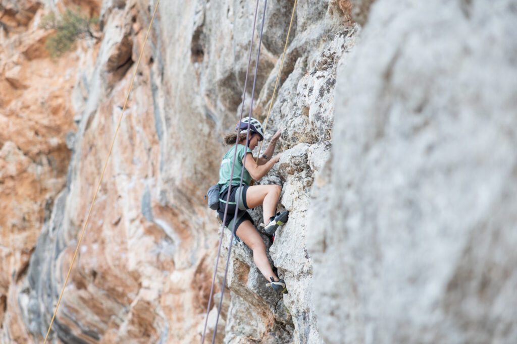 Mujer en pared haciendo escalada multilargo